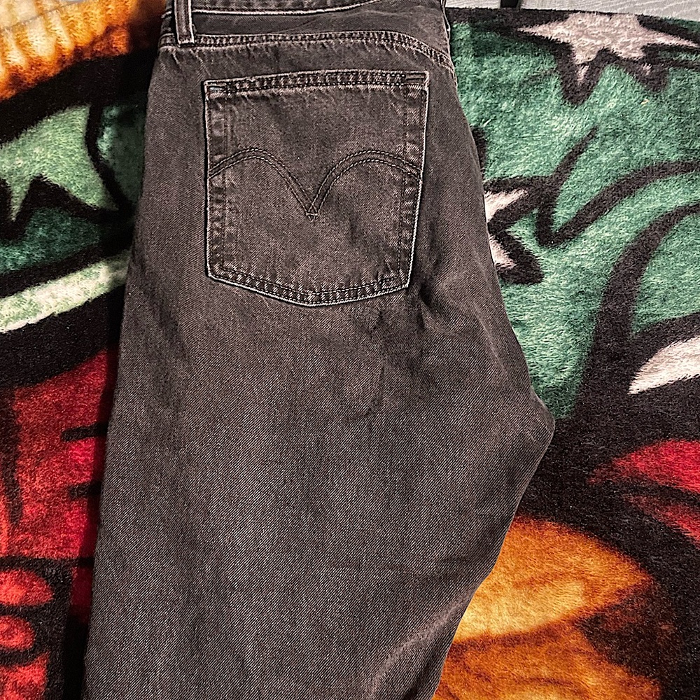 Black Levi women’s jean, size 31,worn but in good shape.